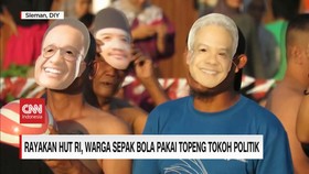 VIDEO: Rayakan HUT RI, Warga Sepak Bola Pakai Topeng Tokoh Politik