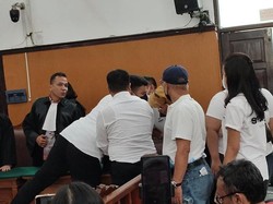 Shane Lukas Peluk Ayahnya Usai Dituntut 5 Tahun Penjara di Kasus Aniaya David