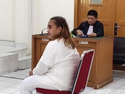 Lina Mukherjee Bacakan Permohonan Maaf di Depan Hakim Sambil Menangis