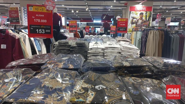 Transmart Kota Kasablanka, Jakarta Selatan mengobral berbagai item fashion menyambut momentum Transmart Full Day Sale yang digelar Selasa (15/8).