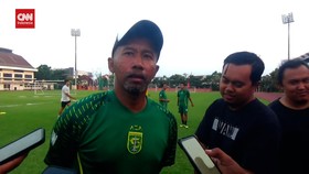 VIDEO: Belum Penuhi Sarat, Persebaya Percayakan Uston Nawawi Pelatih