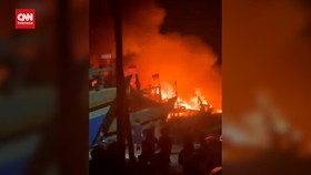 VIDEO: Detik-detik Kebakaran Melanda Pelabuhan Jongor Tegal