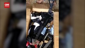 VIDEO: Polisi Bongkar Dus Isi Senpi Karyawan BUMN Tersangka Terorisme