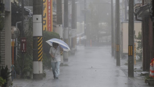 Jepang memerintahkan sekitar 240 ribu warga untuk evakuasi ke tempat aman setelah Topan Lan menghantam negara itu, Selasa (15/8).