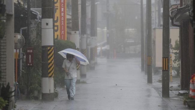 Jepang Dihantam Topan Lan, 240 Ribu Warga Diminta Evakuasi