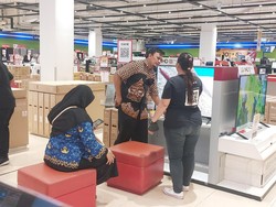 Pulang Kantor Langsung ke Transmart  Full Day Sale, Pengunjung Ini Borong 3 TV