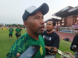 Uston Nawawi Optimistis Bawa Persebaya Bangkit