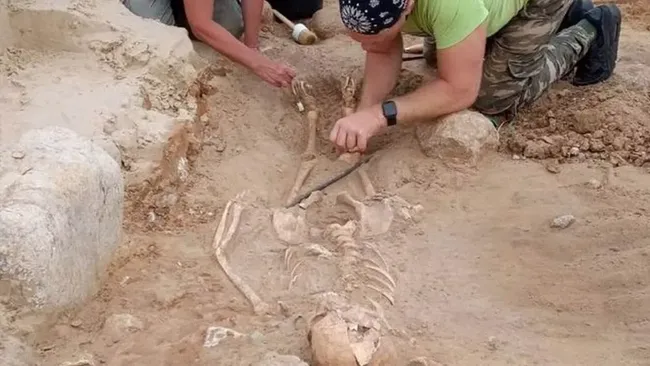 Bocah ‘Vampir’ Ratusan Tahun Ditemukan Terkubur dengan Kaki Digembok ||