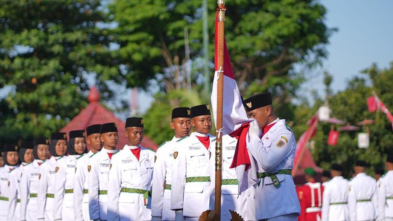 Wakil Bupati Klaten, Yoga Hardaya resmi mengukuhkan 70 orang Pasukan Pengibar Bendera Pusaka (Paskibraka) Kabupaten Klaten tahun 2023.