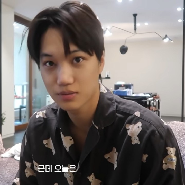 <p>Kim Jong In atau yang dikenal sebagai Kai EXO menjalani rutinitasnya di sebuah apartemen saat tidak sedang bekerja. Ia menempati apartemen yang ditata secara <em>aesthetic.</em> (Foto: YouTube 카이 KAI)</p>