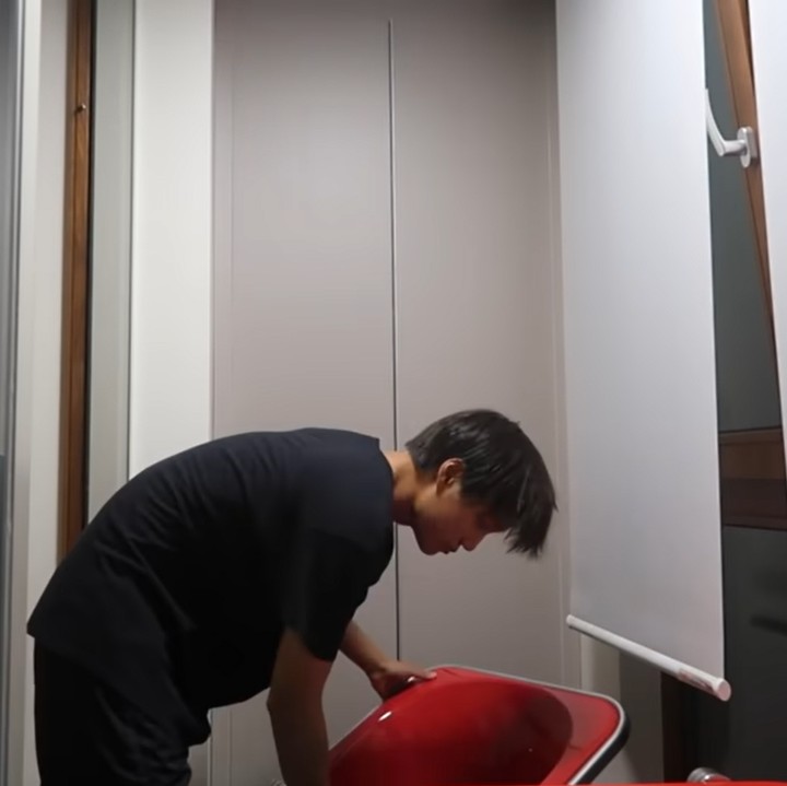 <p>Kai kemudian langsung membawa kursi dan meja itu ke salah satu tempat kosong di sudut apartemen. "Di sini, aku akan melakukan live stream dari waktu ke waktu," ucap pemuda berusia 29 tahun itu. (Foto: YouTube 카이 KAI)</p>
