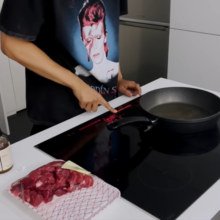 <p>K-Pop idol yang saat ini tengah menjalankan wajib militer itu melengkapi dapur apartemennya dengan perabotan canggih, termasuk kompor listrik. (Foto: YouTube 카이 KAI)</p>