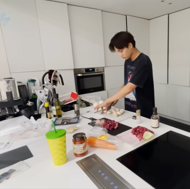 <p>Di hunian tersebut, Kai EXO juga gemar meluangkan waktu untuk memasak di dapurnya. "Aku punya wine, tapi hari ini aku tidak akan minum. Aku akan memakainya untuk memasak. Hari ini aku akan membuat <em>beef stew</em>," kata Kai. (Foto: YouTube 카이 KAI)</p>