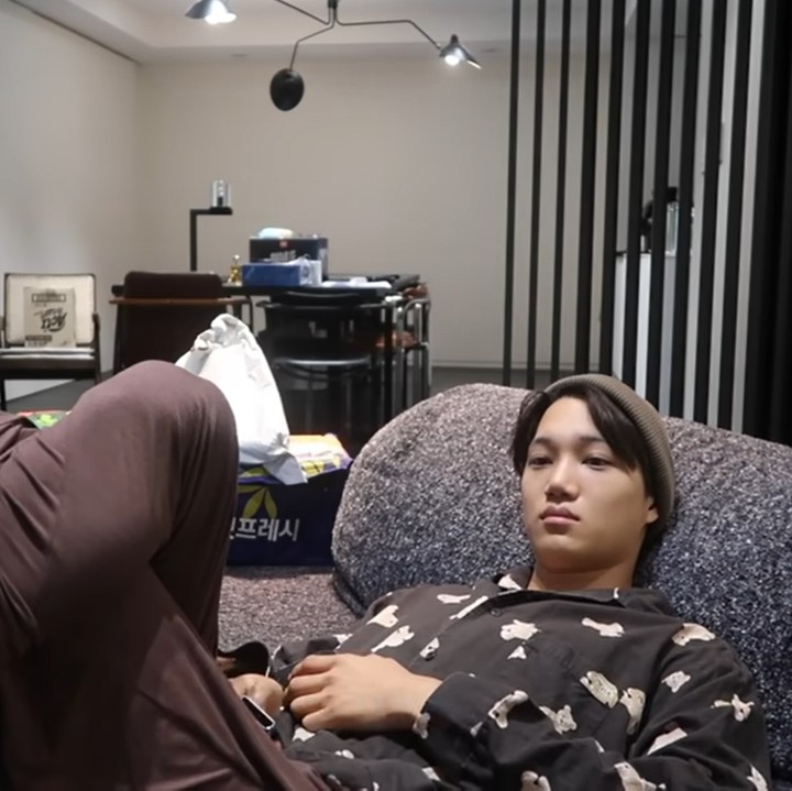 <p>Di tempat itu, Kai biasa melepas penat dengan melakukan kegiatan santai seperti menonton TV. Ruangan utama apartemen Kai EXO didominasi dengan warna abu-abu, putih, serta hitam agar terlihat minimalis dan modern. (Foto: YouTube 카이 KAI)</p>