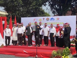 Brimob Gelar Apel Deklarasi Kebangsaan Bareng Rektor dan Mahasiswa di Depok