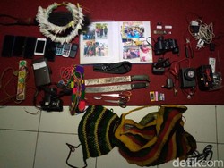 Aparat Kuasai Markas KKB di Puncak Usai Pos TNI Diserang, Parang-Panah Disita