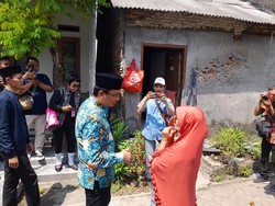 Rumah Wiwik yang Dilempari Tinja Masriah Bakal Direnovasi Bupati Sidoarjo