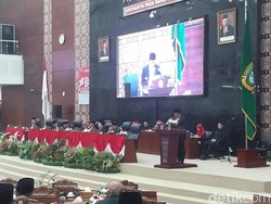 5 Poin Pidato Gubsu Edy di DPRDSU: Lupa Sapa Ijeck-Kelakar Nyogok WTP