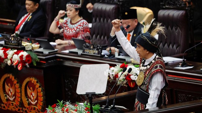 Presiden Jokowi membahas sejumlah hal dalam Sidang Tahunan MPR 2023. Salah satu hal yang dibahas adalah peran dan arahan ''Pak Lurah' di Pilpres 2024.