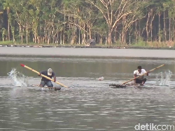 Mengintip Keseruan Lomba Dayung Rakit Bambu di Ranu Klakah Lumajang