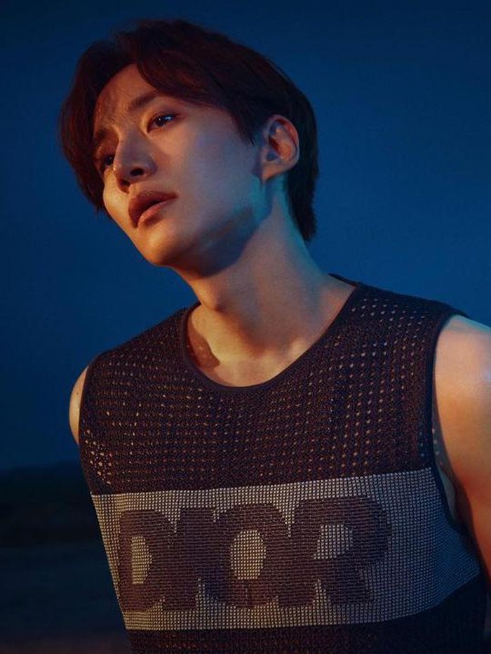 Mengenakan outfit berwarna hitam dan putih, pria kelahiran 1990 memancarkan aura karismatik dan maskulin sekaligus./ Foto: instagram.com/le2jh