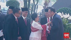 Megawati Rapikan Dasi Ketua KPK Firli Bahuri di Arena Sidang MPR RI