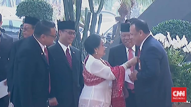 Megawati Soekarnoputri merapikan dasi Ketua KPK Firli Bahuri dalam arena Sidang Tahunan MPR RI Tahun 2023.