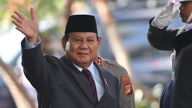 Menhan Prabowo disambut meriah oleh para ketua dan personil Komisi I DPR. Kedatangannya diiringi standing applause.