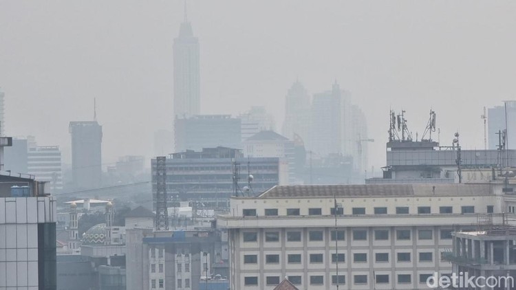 Penampakan Langit Berkabut di Jakarta pada 16 Agustus 2023 (Herianto/detikcom)