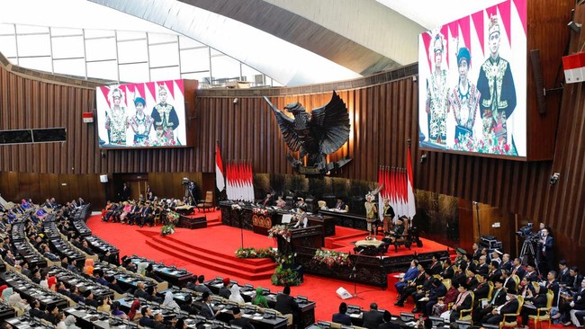 Sejumlah menteri, para duta besar, hingga eks wakil Presiden Try Sutrisno mulai tiba di arena Sidang Tahunan MPR 2024 di kompleks parlemen.