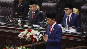 FOTO: Momen Jokowi Umumkan Gaji PNS Naik 8 Persen pada 2024