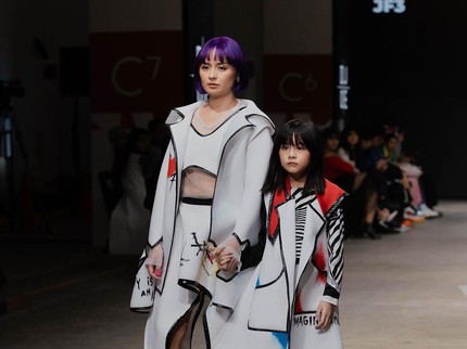 7 Potret Memesona Joanna Alexandra dan Sang Putri Jajal Catwalk untuk Pertama Kali