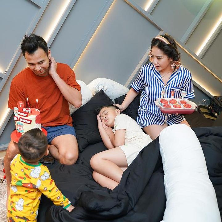 <p>Tepat pada tanggal 15 Agustus, Nagita Slavina dan Raffi Ahmad memberikan kejutan pada sang anak. Bersama Rayyanza, Raffi dan Gigi memasuki kamar Rafathar dengan membawa kue ulang tahun. (Foto: Instagram: @raffinagita1717)</p>