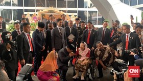 Prabowo Cium Tangan dan Antar Istri Gus Dur ke Mobil Usai Sidang MPR