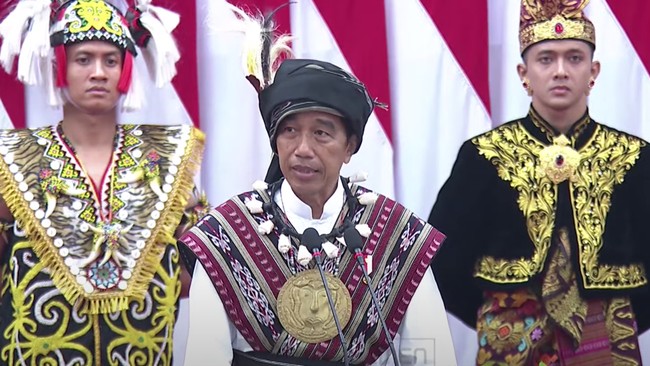 Presiden Joko Widodo menyinggung soal sosok Pak Lurah yang kerap diperbincangkan oleh politikus Indonesia dalam beberapa waktu terakhir.
