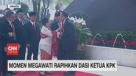 VIDEO: Momen Megawati Rapihkan Dasi Ketua KPK