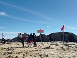 Ratusan Pendaki Berburu Ritual 17 Agustusan di Puncak Ciremai