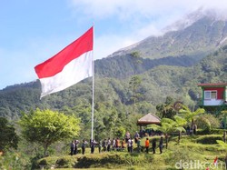 Momen Bendera Merah Putih Raksasa Berkibar di Lereng Gunung Merapi