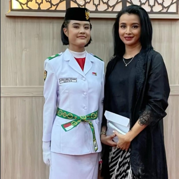 <p>Latisha Eunika Ferdinand, putri dari pesinetron Wida Hesti Putri, berhasil terpilih sebagai anggota Paskibra Provinsi Banten di tahun 2022, Bunda. Penampilannya kian menarik dengan seragam paskibra lengkap dan gaya rambut pendek yang khas. "Hai Om, Tante, dan teman-teman semua. Saya Latisha Eunika Ferdinand. Bantu doa ya besok bisa menjalankan tugas dengan baik dan lancar tanpa halangan apapun. Doa kalian semua sangat berguna buat kelancaran tugas besok, terima kasih," tulis sang Bunda di Instagram. (Foto: dok. Instagram)</p>