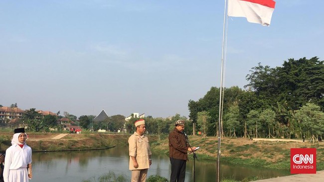 Anies Baswedan mengatakan salam kemerdekaan dilakukan dengan tangan terbuka, bukan mengepal.