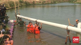 Lomba Agustusan, Anies Tercebur ke Waduk Kena Gebuk Bantal Ketua RT