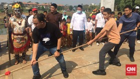 Berkaos Tulisan JIS, Anies Ikut Lomba Agustusan Bareng Warga di Jaksel