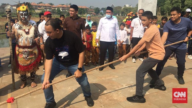 Anies terpantau ikut lomba Agustusan bersama warga di Waduk Lebak Bulus, Jaksel, yang tak jauh dari kediaman pribadinya.
