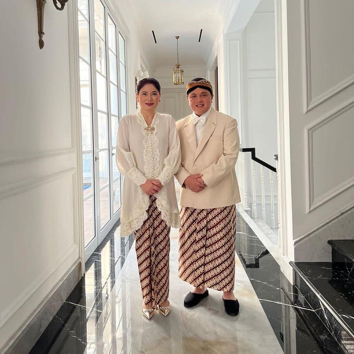 <p>Menteri BUMN Erick Thohir tampil kompak bersama istrinya, Elizabeth Tjandra. Liza dan sang suami mengenakan busana serba putih rancangan Didiet Maulana yang terinspirasi dari organisasi pergerakan pertama Boedi Oetomo. "Ide dan konsep diberikan oleh Pak Erick. Keren bgt idenya," kata Didiet. (Foto: Instagram @erickthohir)</p>