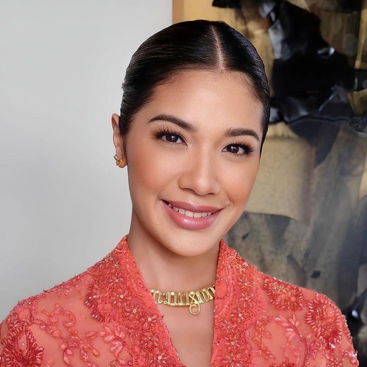 <p>Tak kalah memesona, ranka istri Nadiem Makarim mengenakan busana tradisional khas Madura rancangan Svarna by IKAT Indonesia, salah satu lini fashion milik desainer Didieet Maulana. (Foto: Instagram @frankamakarim)</p>