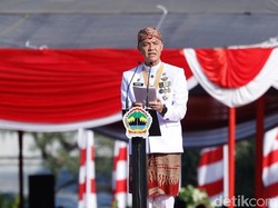 Upacara HUT RI Terakhir sebagai Gubernur, Ganjar Kenakan Pakaian Khas Sunda