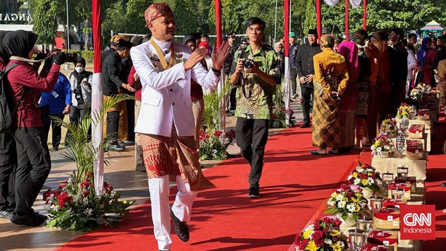Gubernur Jawa Tengah Ganjar Pranowo mengucapkan salam pamit kepada warganya setelah 10 tahun memimpin dalam upacara peringatan HUT RI ke-78.