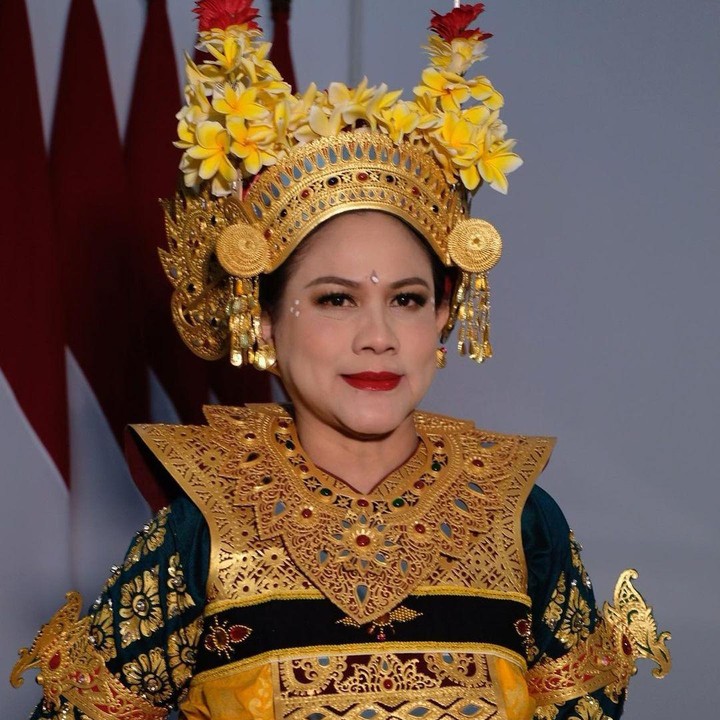 <p>Sementara itu, Ibu Negara Iriana Jokowi tampil memukau dengan busana adat ala penari Bali. Penampilannya semakin memesona berkat pulasan makeup karya MUA Bennu Sorumba. (Foto: Instagram @bennusorumba)</p>