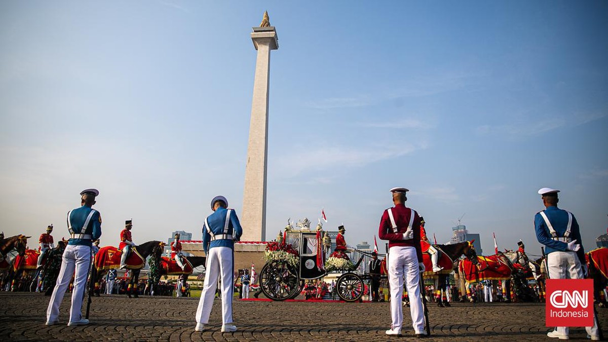 FOTO: Kirab Budaya Jelang Pengibaran Merah Putih di Istana Merdeka