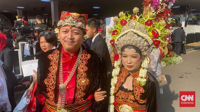 Cerita sepasang suami istri asal Banyuwangi berjuang mendapatkan tiket dan menempuh perjalanan 18 jam untuk upacara HUT RI ke-78 di Istana Merdeka Jakarta.